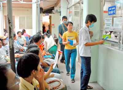 Patients get medicines at the pharmacy in Cho Ray Hospital. (Filed photo)